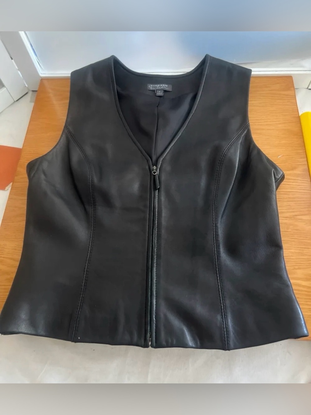 Classiques Entier Black Leather Zip Vest Size 4 V-Neck Tailored Minimalist Caree